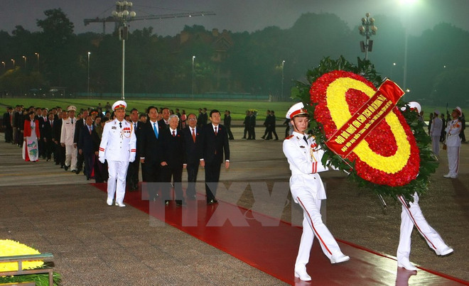出席越共十二大各位代表拜谒胡志明主席陵墓 ảnh 1 出席越共十二大各位代表拜谒胡志明主席陵墓 ảnh 1