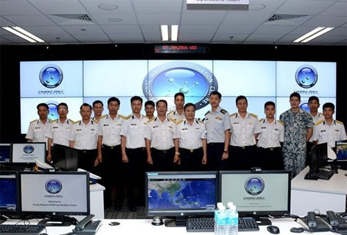 越南海军军种工作代表团访问新加坡国际航海安全信息共享中心 ảnh 1 越南海军军种工作代表团访问新加坡国际航海安全信息共享中心 ảnh 1