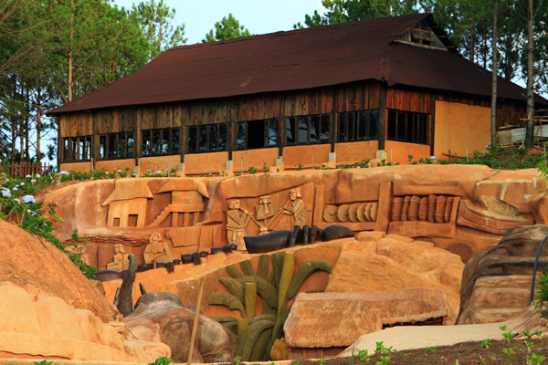 大叻市吸引游客的一处新旅游景点——黏土地道 ảnh 2 大叻市吸引游客的一处新旅游景点——黏土地道 ảnh 2