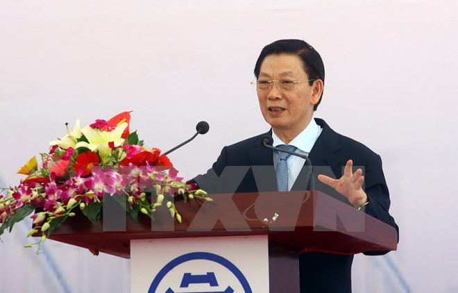 波兰驻越大使向原河内市人民委员会主席阮世草授予“BeneMerito”勋章 ảnh 1 波兰驻越大使向原河内市人民委员会主席阮世草授予“BeneMerito”勋章 ảnh 1