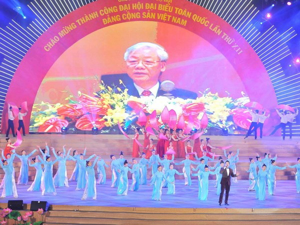 越南举行盛大文艺晚会 庆祝越共十二大取得圆满成功 ảnh 1