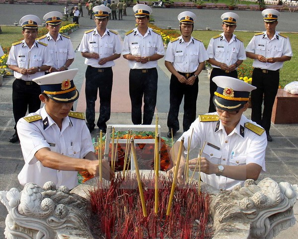 越南巴地头顿省昆仑岛举行隆重仪式缅怀各位英雄烈士 ảnh 1