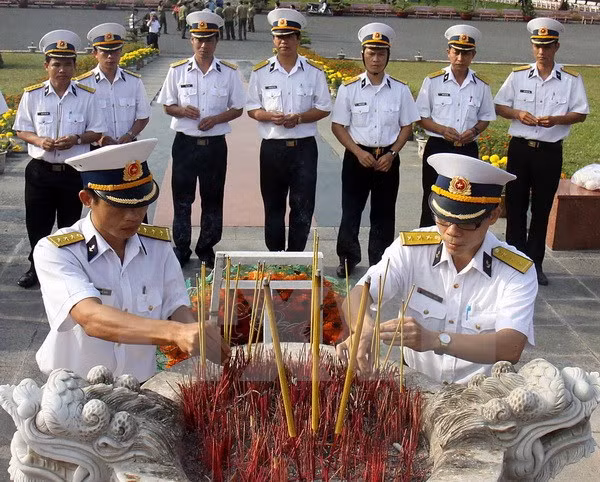 越南巴地头顿省昆仑岛举行隆重仪式缅怀各位英雄烈士 ảnh 1