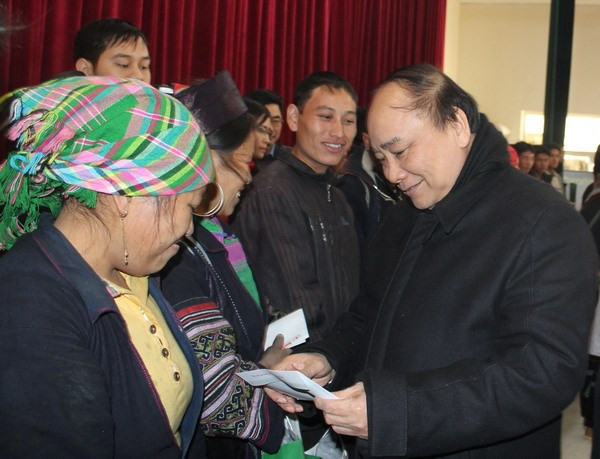 阮春福副总理莅临老街省沙巴县视察严寒天气影响克服工作 ảnh 1