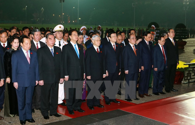 出席越共十二大各位代表拜谒胡志明主席陵墓 ảnh 2 出席越共十二大各位代表拜谒胡志明主席陵墓 ảnh 2