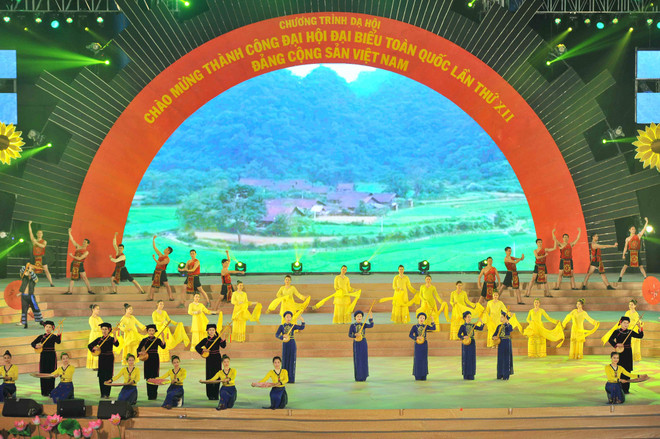 越南举行盛大文艺晚会 庆祝越共十二大取得圆满成功 ảnh 3