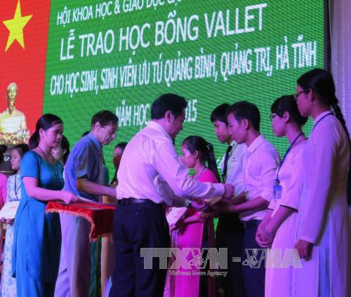 越南中部3个省份的优秀学生荣获272份瓦莱奖学金 ảnh 2 越南中部3个省份的优秀学生荣获272份瓦莱奖学金 ảnh 2