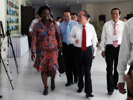 越南国会主席阮生雄会见世行驻越首席代表维多利亚 ảnh 1