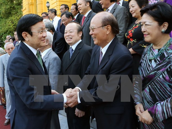国家主席张晋创会见外交部历代模范干部代表团 ảnh 1 国家主席张晋创会见外交部历代模范干部代表团 ảnh 1