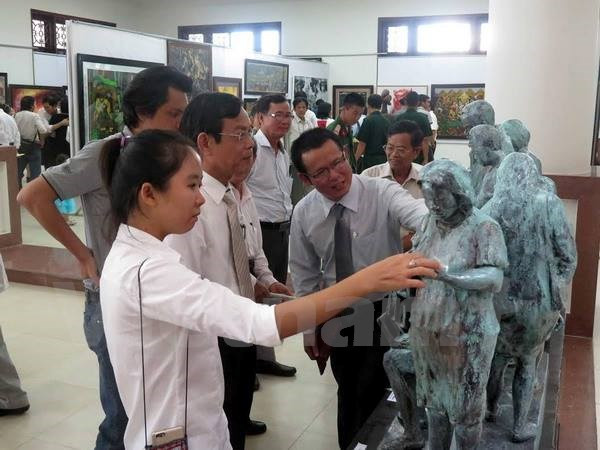 第20届越南北中部地区美术展在清化省开展 ảnh 1