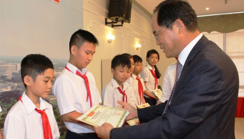 韩国企业向越南贫困生赠送助学金 ảnh 1