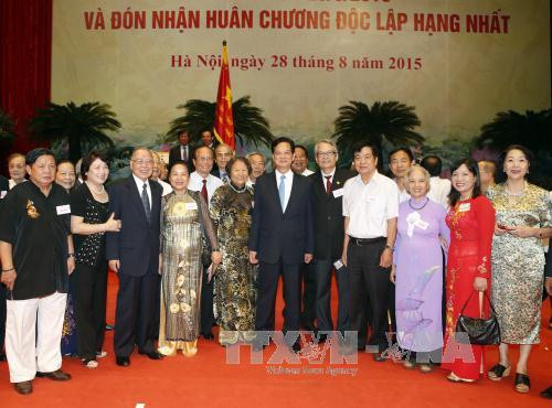 阮晋勇总理出席政府办公厅传统日70周年纪念典礼 ảnh 2 阮晋勇总理出席政府办公厅传统日70周年纪念典礼 ảnh 2