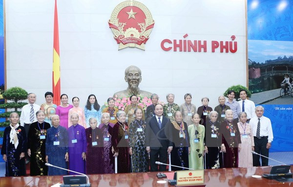 阮春福副总理会见前江省越南英雄母亲代表团 ảnh 1 阮春福副总理会见前江省越南英雄母亲代表团 ảnh 1