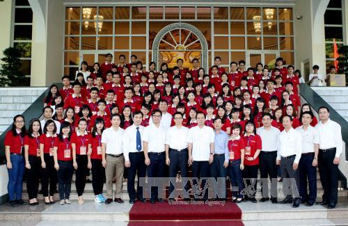 武德儋副总理会见河内市各所大学院校优秀毕业生 ảnh 1 武德儋副总理会见河内市各所大学院校优秀毕业生 ảnh 1