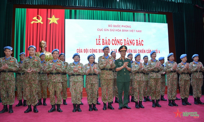 越南维和局第四号二级野战医院和工兵队举行向胡伯伯报功仪式 ảnh 1 越南维和局第四号二级野战医院和工兵队举行向胡伯伯报功仪式 ảnh 1