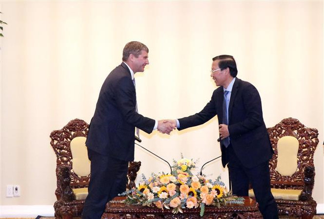 胡志明市人民委员会主席潘文买会见世界经济论坛执行董事杰里米·尤尔根斯 ảnh 1 胡志明市人民委员会主席潘文买会见世界经济论坛执行董事杰里米·尤尔根斯 ảnh 1