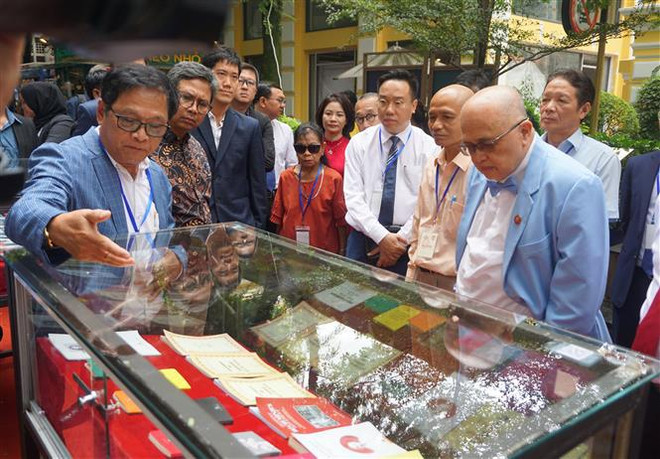 胡志明主席及党和国家领导人书展在胡志明市开幕 ảnh 2 胡志明主席及党和国家领导人书展在胡志明市开幕 ảnh 2