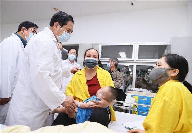 河内一公寓楼火灾事故:越南政府总理范明政赶赴现场指挥并看望慰问伤员 ảnh 2 河内一公寓楼火灾事故:越南政府总理范明政赶赴现场指挥并看望慰问伤员 ảnh 2