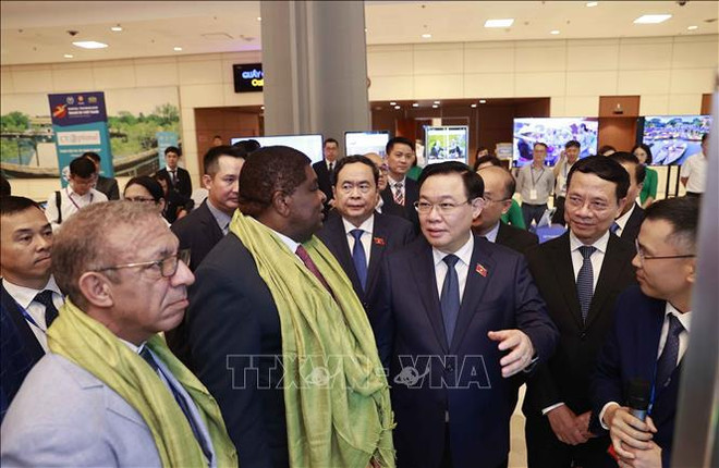 全球青年议员大会:“越南渴望”展览会正式开幕 ảnh 2 全球青年议员大会:“越南渴望”展览会正式开幕 ảnh 2