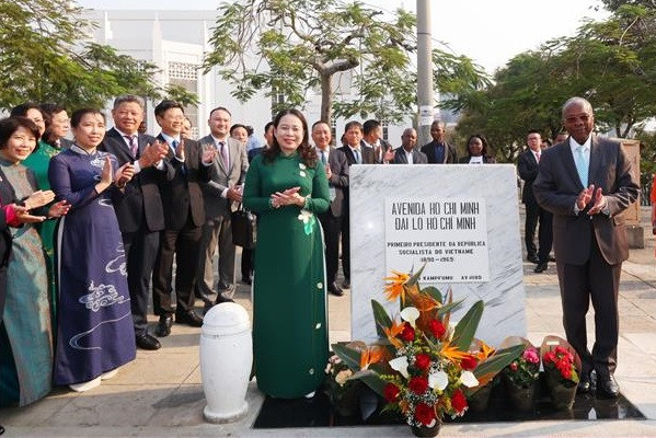 越南国家副主席武氏映春出席首都马普托胡志明大路新路牌揭牌仪式 ảnh 2 越南国家副主席武氏映春出席首都马普托胡志明大路新路牌揭牌仪式 ảnh 2