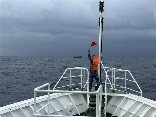 越南海军第四海区成功营救长沙水域遇险渔船 ảnh 1 越南海军第四海区成功营救长沙水域遇险渔船 ảnh 1