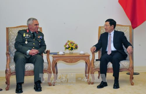 越南政府副总理兼外长范平明会见欧盟军事委员会主席科斯卡拉克斯 ảnh 2