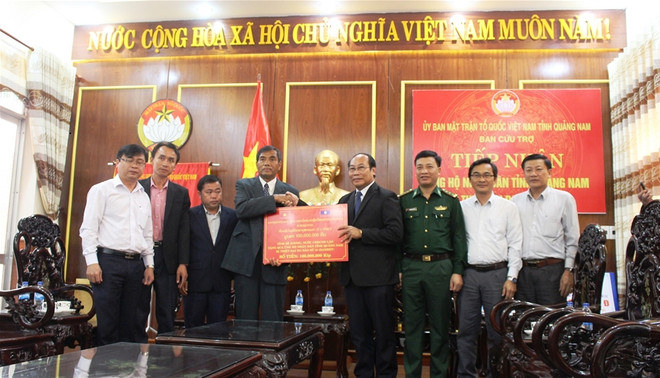 老挝色贡省向广南省灾民提供3亿越盾的援助资金 ảnh 2 老挝色贡省向广南省灾民提供3亿越盾的援助资金 ảnh 2