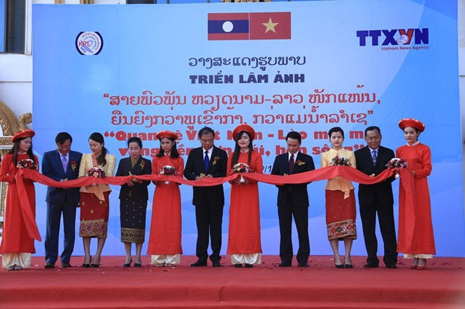 “越老关系与山河永存”图片展在老挝开展 ảnh 1