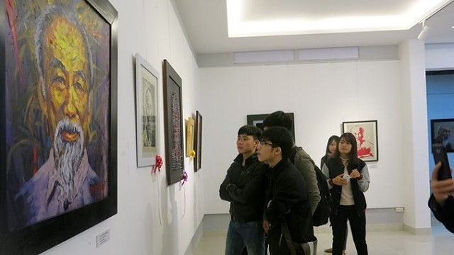 有关胡志明主席的雕塑与绘画作品展在顺化省举行 ảnh 1