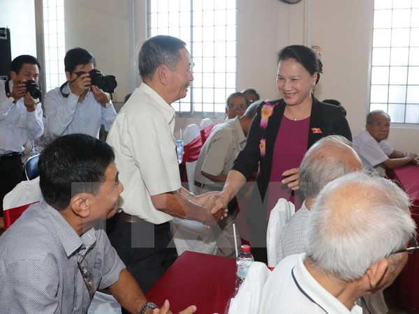 越南国会主席阮氏金银接待芹苴市选民 ảnh 1