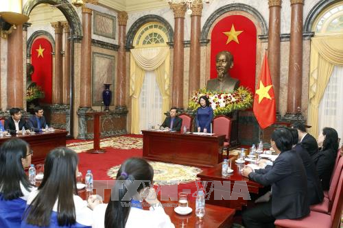 越南国家副主席邓氏玉盛与进入“越南骄傲”总决赛参赛学生会面 ảnh 2 越南国家副主席邓氏玉盛与进入“越南骄傲”总决赛参赛学生会面 ảnh 2