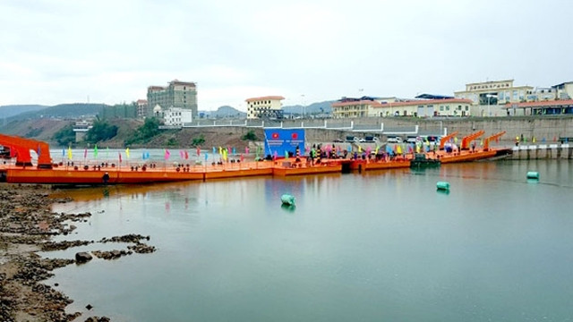 越南芒街与中国东兴临时浮桥正式通车 ảnh 1