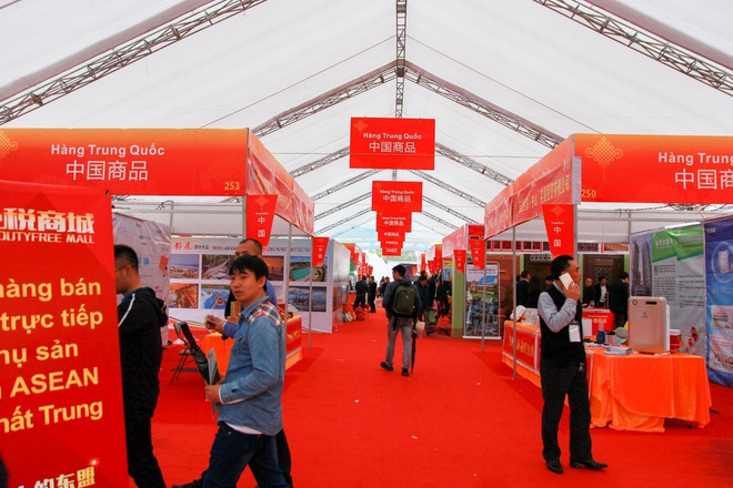2017越中(芒街—东兴)国际商贸旅游博览会正式开幕 ảnh 3 2017越中(芒街—东兴)国际商贸旅游博览会正式开幕 ảnh 3