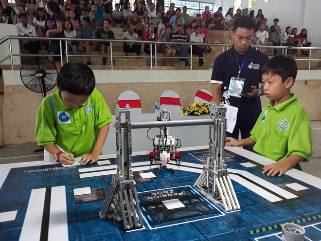2018年越南全国小学生机器人大赛吸引42支机器人队参赛 ảnh 1