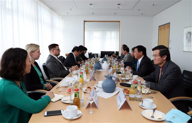 越南工作代表团赴德国进行考察交流 ảnh 2 越南工作代表团赴德国进行考察交流 ảnh 2