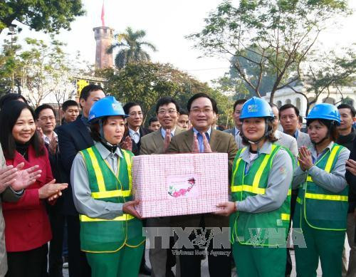 河内市市委书记黄忠海向首都河内劳动者拜年 ảnh 1