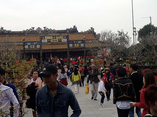 2016丙申猴年大年初一承天顺化省信仰旅游区处处都挤满人 ảnh 1 2016丙申猴年大年初一承天顺化省信仰旅游区处处都挤满人 ảnh 1