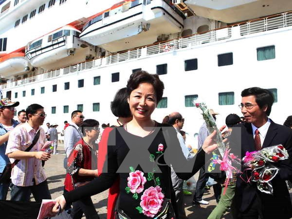 岘港市迎接2016丙申年首批外国游客“冲年喜” ảnh 1 岘港市迎接2016丙申年首批外国游客“冲年喜” ảnh 1