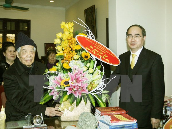 越南祖国阵线中央委员会主席阮善仁向越南党和国家原领导人拜年 ảnh 1 越南祖国阵线中央委员会主席阮善仁向越南党和国家原领导人拜年 ảnh 1