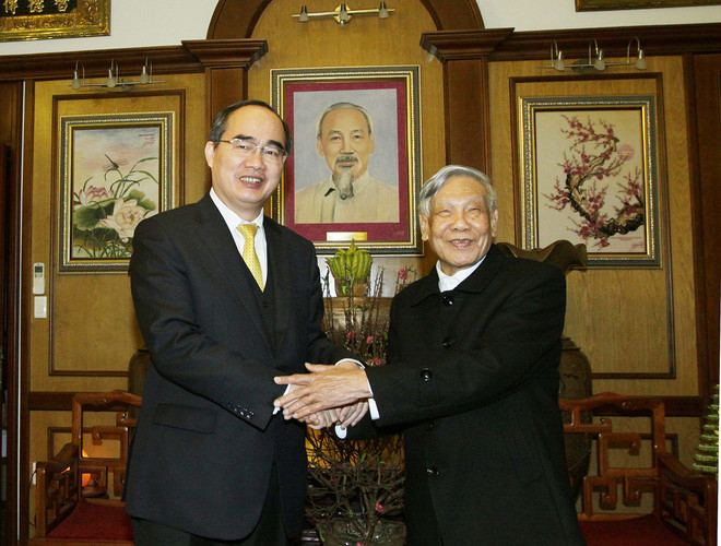 越南祖国阵线中央委员会主席阮善仁向越南党和国家原领导人拜年 ảnh 2 越南祖国阵线中央委员会主席阮善仁向越南党和国家原领导人拜年 ảnh 2