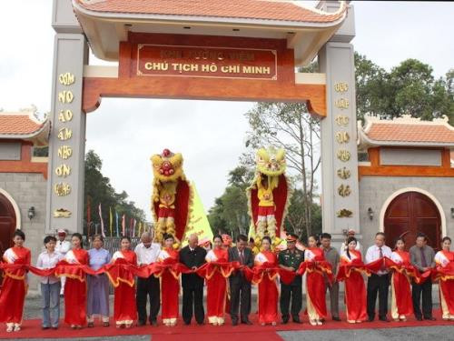 金瓯省胡志明主席纪念区吸引众多游客参观游览 ảnh 1