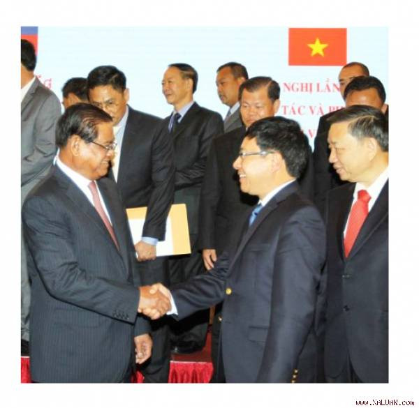 越南与柬埔寨深化友谊加强团结 ảnh 1 越南与柬埔寨深化友谊加强团结 ảnh 1