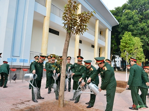 国防部长潘文江大将春节前走访政治学院 ảnh 2 国防部长潘文江大将春节前走访政治学院 ảnh 2