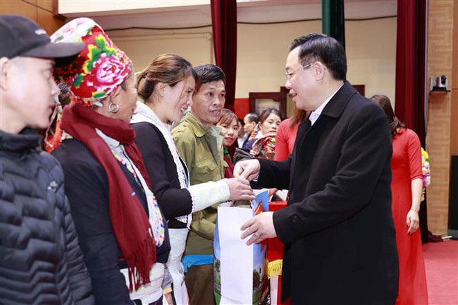 国会主席王廷惠莅临老街省巴刹县开展春节前走访慰问活动 ảnh 1 国会主席王廷惠莅临老街省巴刹县开展春节前走访慰问活动 ảnh 1
