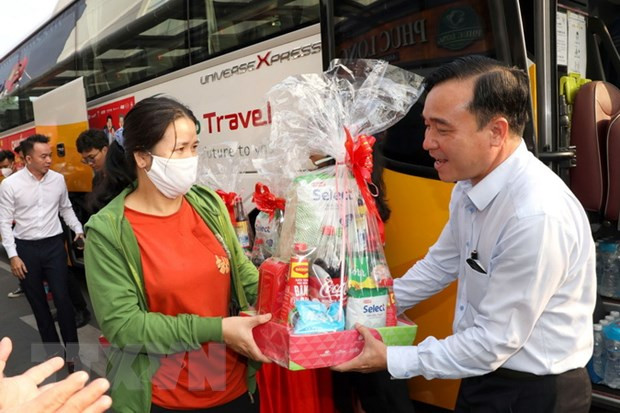 胡志明市:近50辆“幸福班车”载贫困劳动者返乡过年 ảnh 1 胡志明市:近50辆“幸福班车”载贫困劳动者返乡过年 ảnh 1