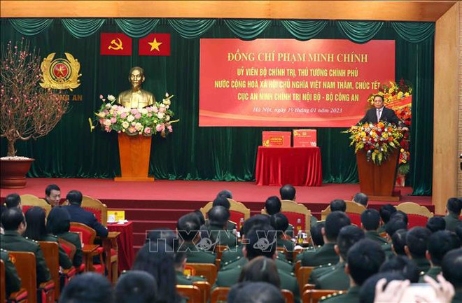 政府总理范明政走访慰问公安和国防单位春节期间值班人员 ảnh 2 政府总理范明政走访慰问公安和国防单位春节期间值班人员 ảnh 2