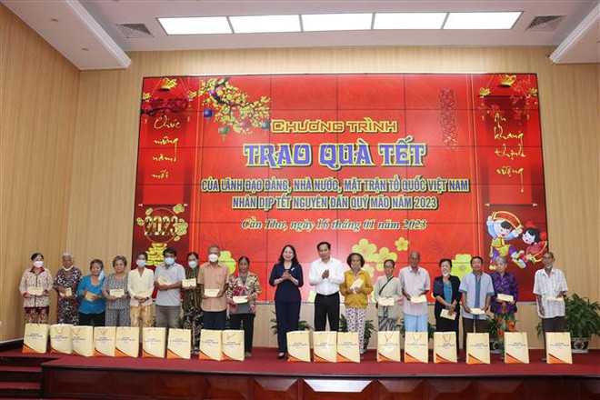 国家副主席向芹苴市贫困户赠送新年礼物 ảnh 1