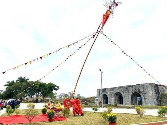 清化省胡朝城再现插春幡仪式 ảnh 1 清化省胡朝城再现插春幡仪式 ảnh 1