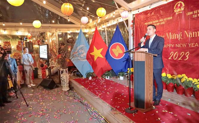 越南驻各国大使馆举行迎新春活动 共叙亲情友情乡情 ảnh 2 越南驻各国大使馆举行迎新春活动 共叙亲情友情乡情 ảnh 2