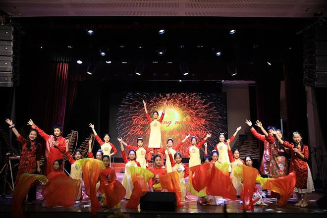 “2023新年好”国际艺术交流会在河内举行 ảnh 1